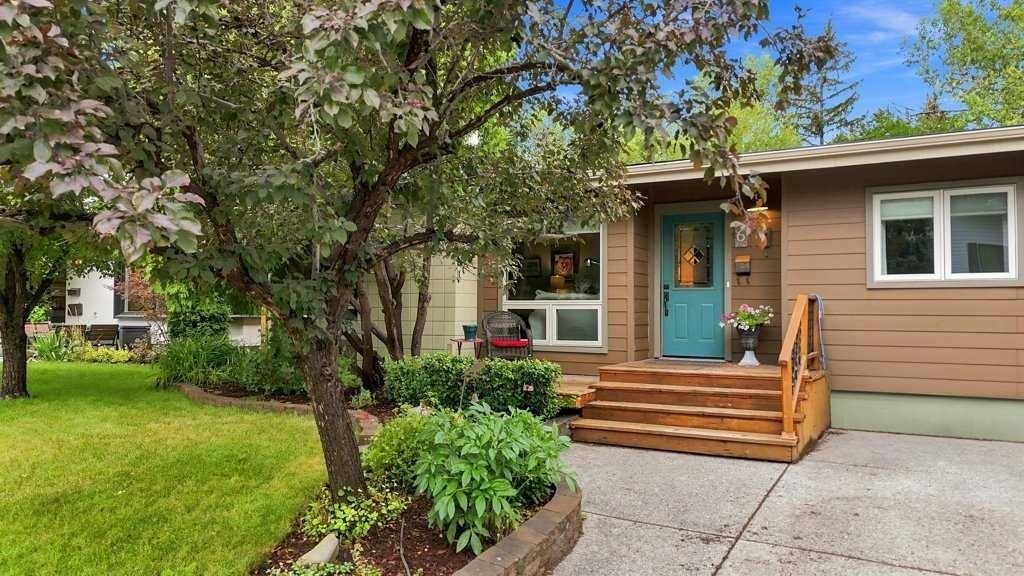 Photo of 6 Varcourt Place NW, Calgary, AB T3A 0G8 (MLS # A2281564)
