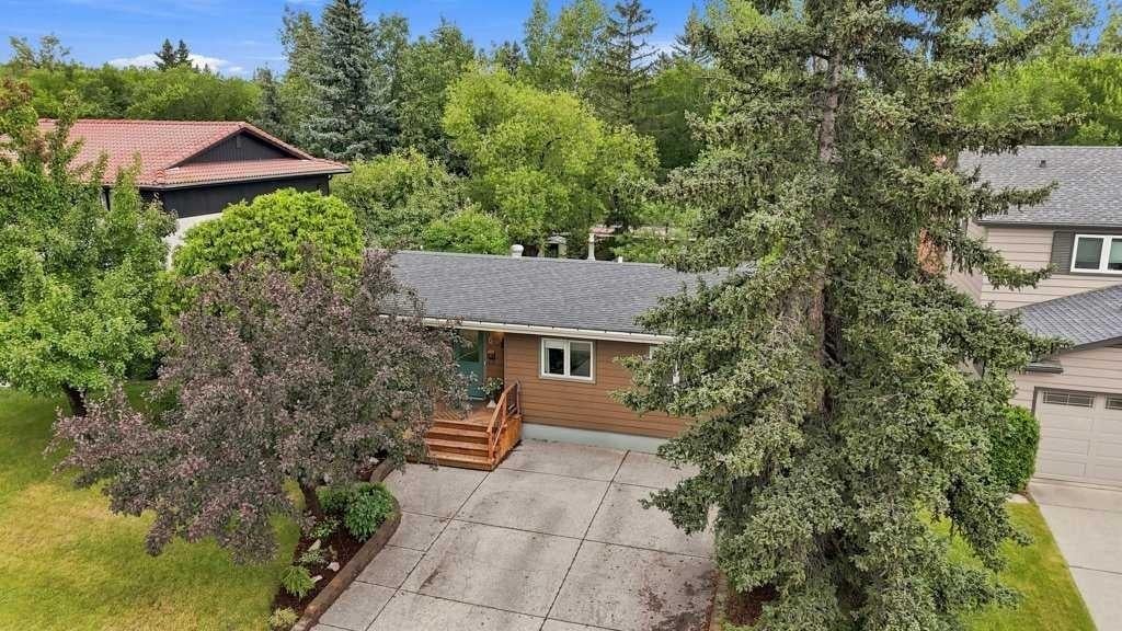 Photo of 6 Varcourt Place NW, Calgary, AB T3A 0G8 (MLS # A2281564)