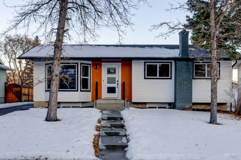 Photo of 392 Cantrell Drive SW, Calgary, AB T2W 2E4 (MLS # A2251732)