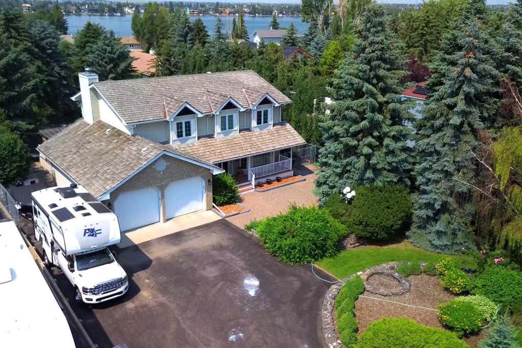 Photo of 777 EAST LAKEVIEW Road, Chestermere, AB T1X 1B1 (MLS # A2330494)