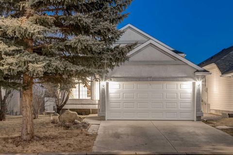 26 SOMERCREST Circle SW Calgary AB T2Y 3H1