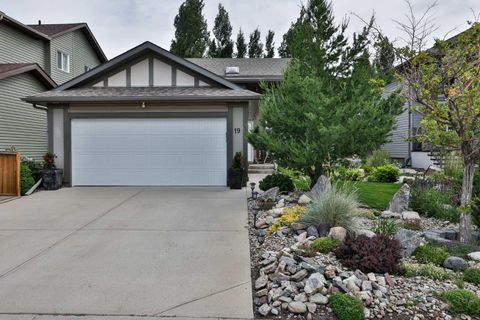 Photo of 19 Firelight Way W, Lethbridge, AB T1J 4W1 (MLS # A2224038)