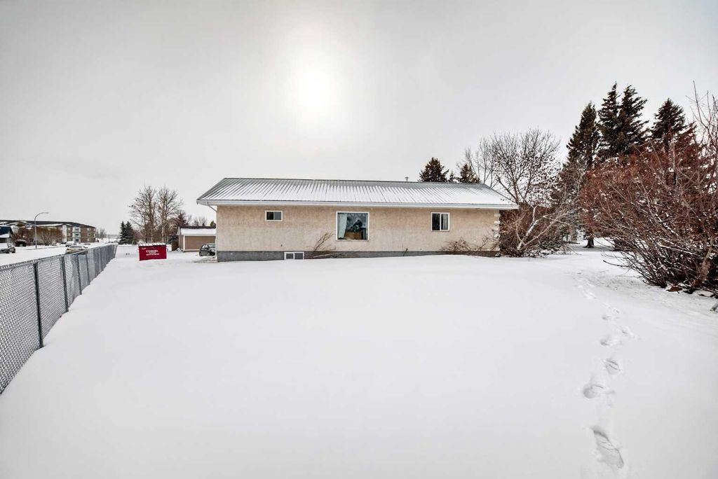Photo of 5001 62 Avenue, Ponoka, AB T4J 1E6 (MLS # A2293011)