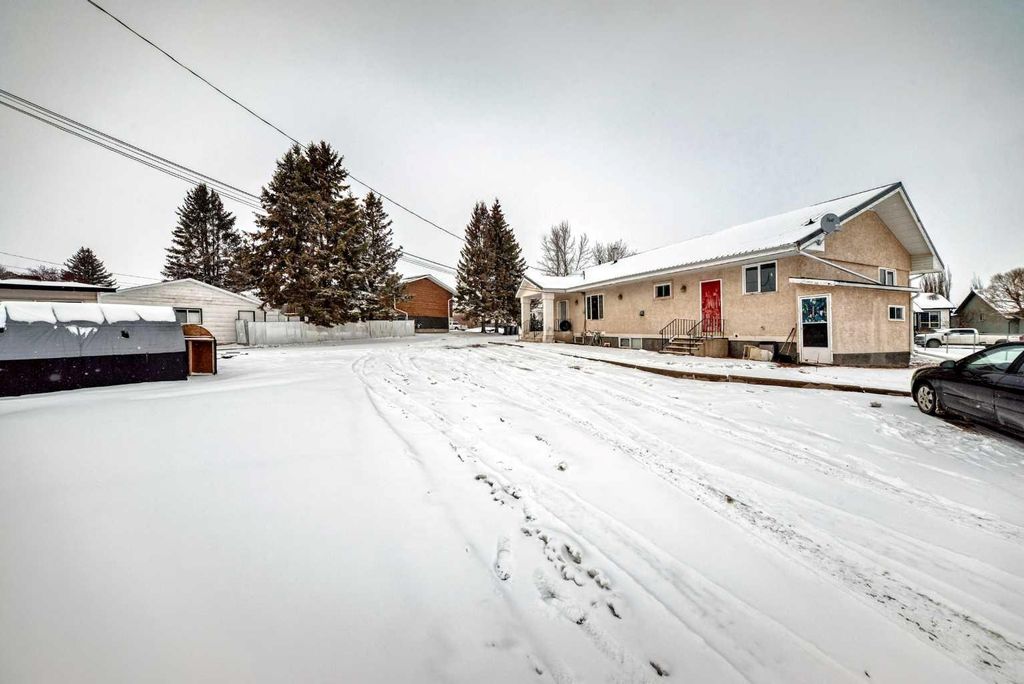 Photo of 5001 62 Avenue, Ponoka, AB T4J 1E6 (MLS # A2293011)