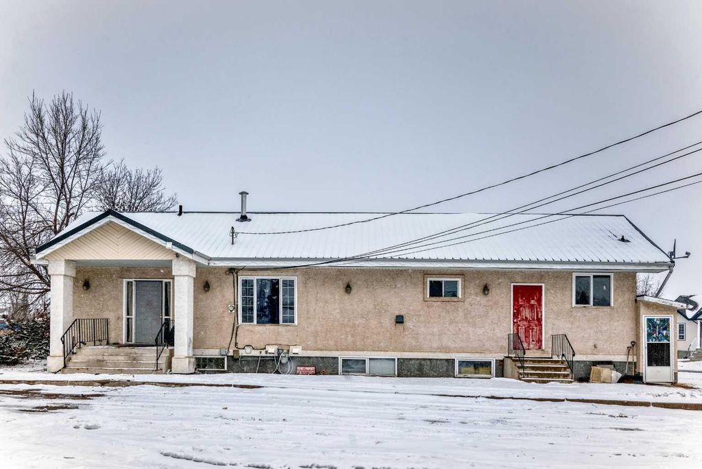Photo of 5001 62 Avenue, Ponoka, AB T4J 1E6 (MLS # A2293011)