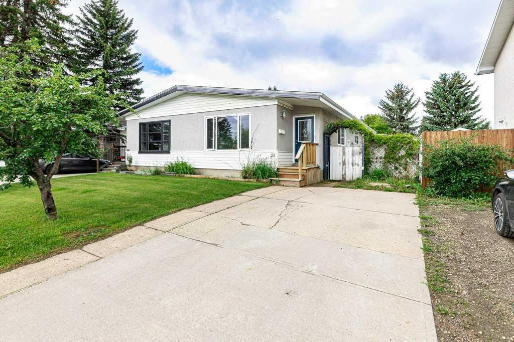 Photo of 22 McIntosh Avenue, Red Deer, AB T4N 0M3 (MLS # A2318871)