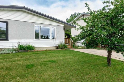 Photo of 22 McIntosh Avenue, Red Deer, AB T4N 0M3 (MLS # A2318871)