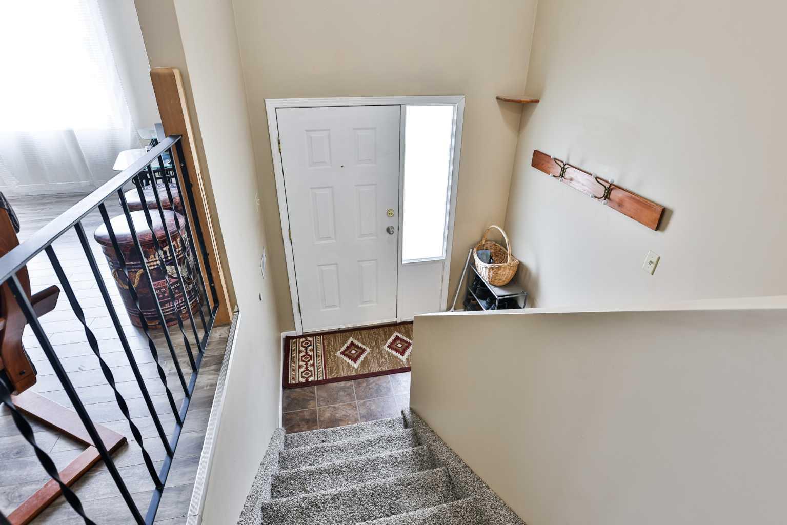 113 Cayuga Crescent W