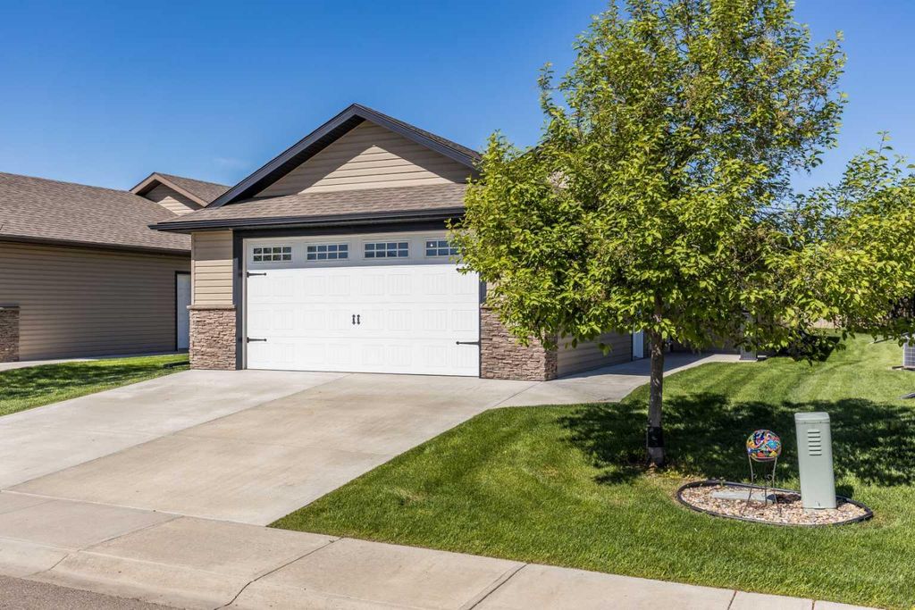 Photo of 16 Wheatland Drive SE, Medicine Hat, AB T1B 0M7 (MLS # A2315428)