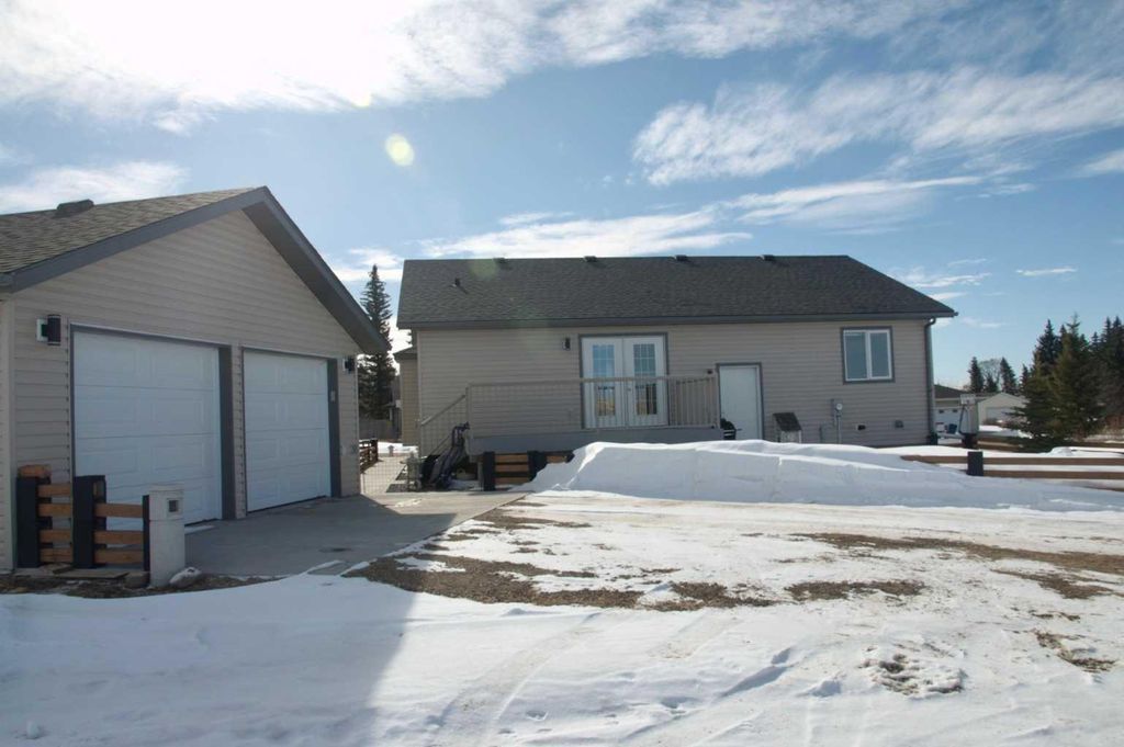 Photo of 322 3 Avenue NE, Linden, AB T0M 1J0 (MLS # A2289071)