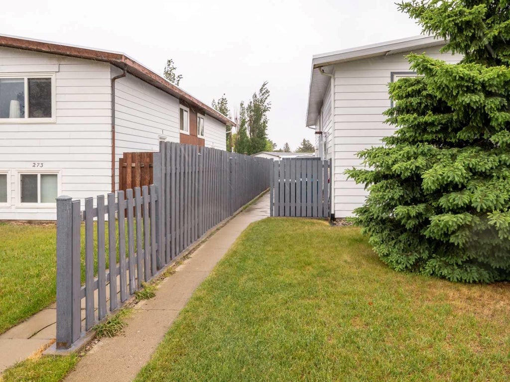 Photo of 269 Laval Boulevard W #3, Lethbridge, AB T1K 4E2 (MLS # A2317204)