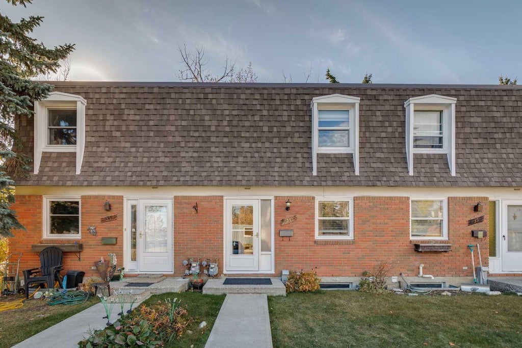 Photo of 330 Canterbury Drive SW #34, Calgary, AB T2W 1H6 (MLS # A2354087)
