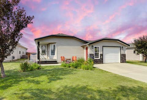 Photo of 806 Beckner Crescent, Carstairs, AB T0M 0N0 (MLS # A2335859)