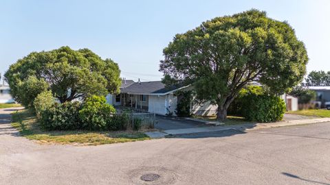 Photo of 428 57 Avenue W, Claresholm, AB T0L 0T0 (MLS # A2330768)