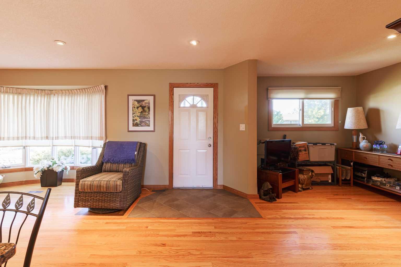 346 Rundleview Drive NE