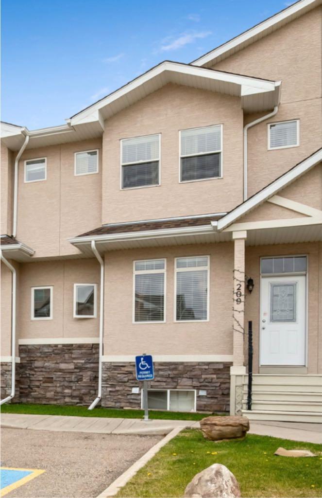 209 Strathcona Circle