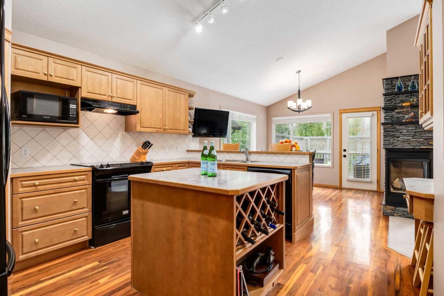 133 Strathlea Court SW