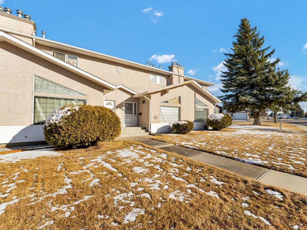 Photo of 165 South Ridge Drive SE #306, Medicine Hat, AB T1B 4H6 (MLS # A2292357)