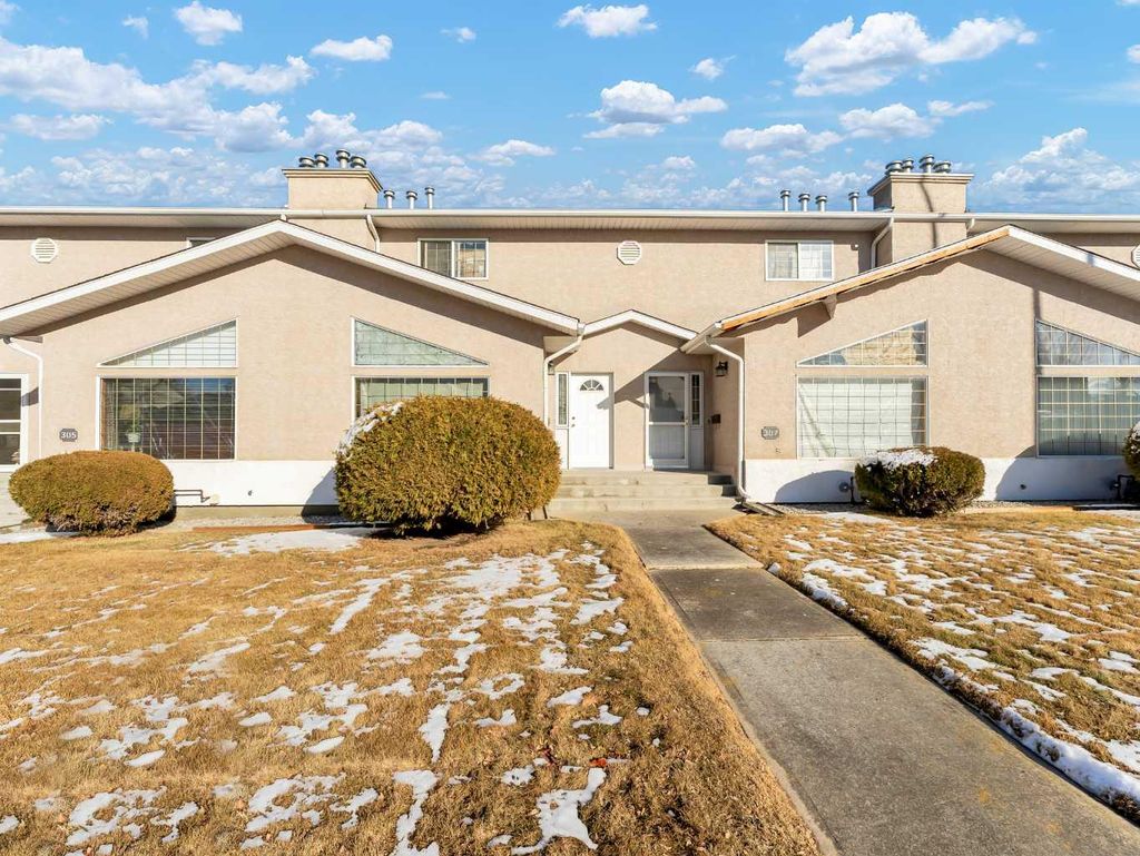 Photo of 165 South Ridge Drive SE #306, Medicine Hat, AB T1B 4H6 (MLS # A2292357)