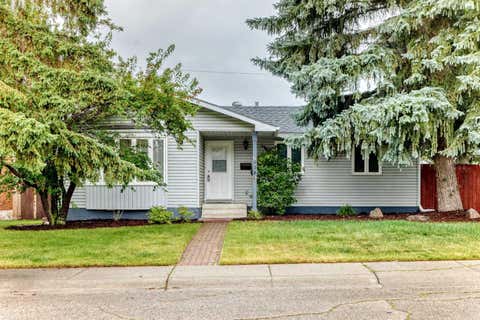Photo of 439 Queen Charlotte Drive SE, Calgary, AB T2J 4H2 (MLS # A2337065)