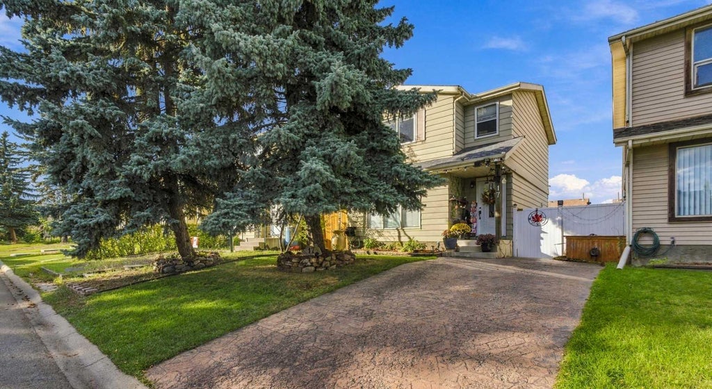 Photo of 17 Erin Ridge Road SE, Calgary, AB T2B 2W2 (MLS # A2349817)