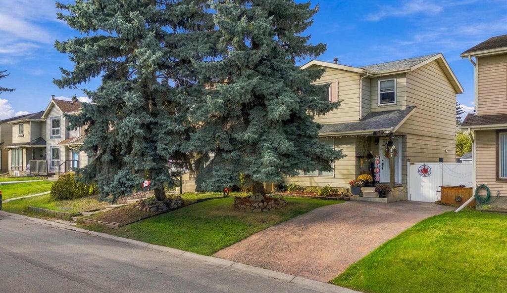 Photo of 17 Erin Ridge Road SE, Calgary, AB T2B 2W2 (MLS # A2349817)
