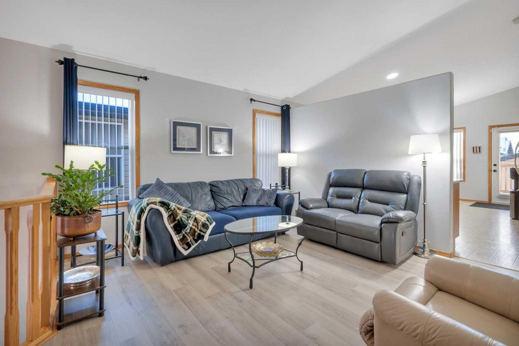 Photo of 44 Leonard Crescent, Red Deer, AB T4R 3B4 (MLS # A2300049)