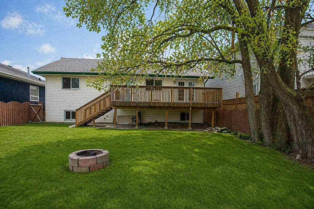 Photo of 4721 46 Street, Sylvan Lake, AB T4S 1N3 (MLS # A2297122)