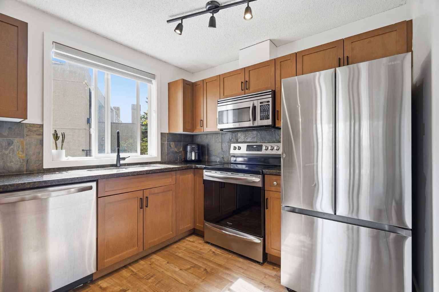 219 Village Terrace SW 7
