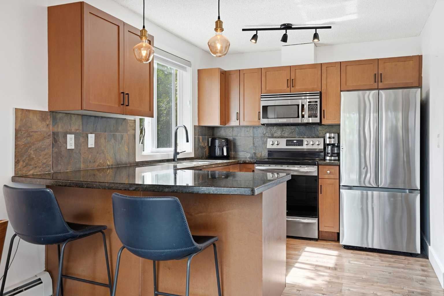 219 Village Terrace SW 7