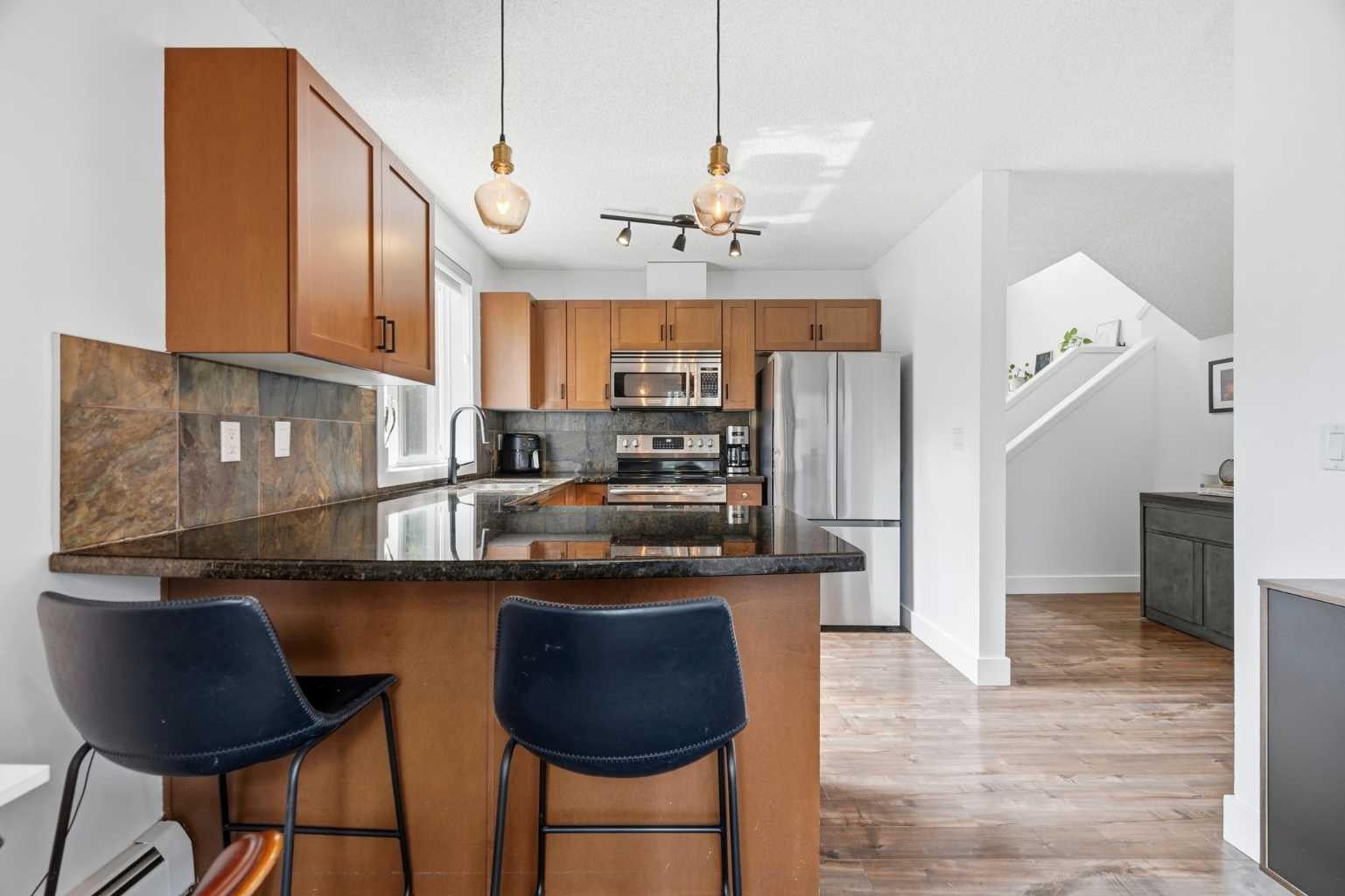 219 Village Terrace SW 7
