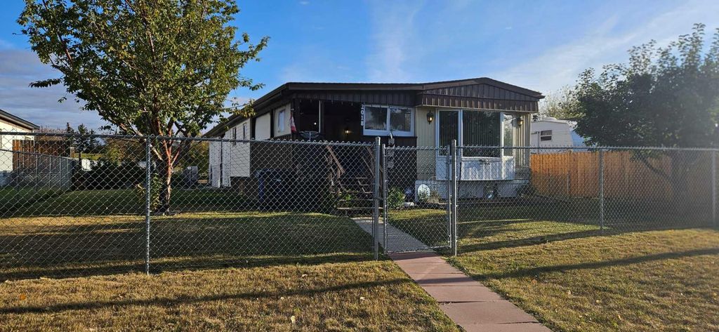 Photo of 2018 26 Avenue, Bowden, AB T0M 0K0 (MLS # A2292699)