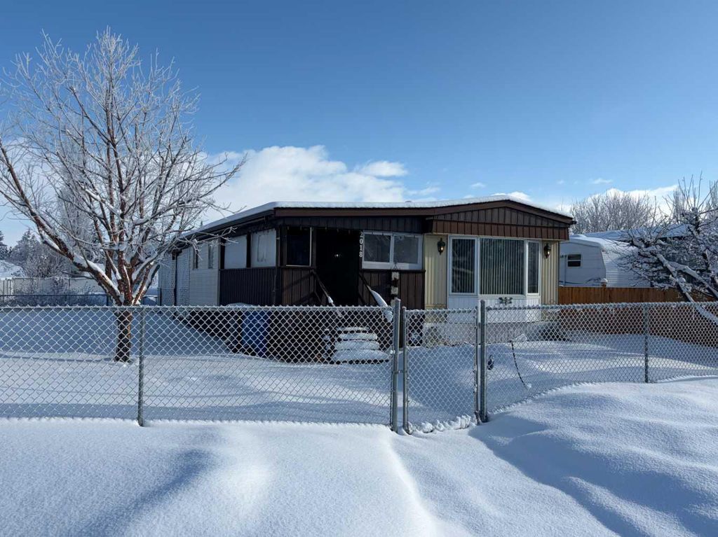 Photo of 2018 26 Avenue, Bowden, AB T0M 0K0 (MLS # A2292699)