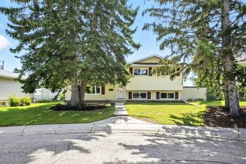 Photo of 139 Huntford Green NE, Calgary, AB T2K 3Z3 (MLS # A2250505) Photo of 139 Huntford Green NE, Calgary, AB T2K 3Z3 (MLS # A2250505)