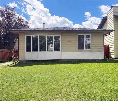 Photo of 1095 Berkley Drive NW, Calgary, AB T3K 1S6 (MLS # A2350547)