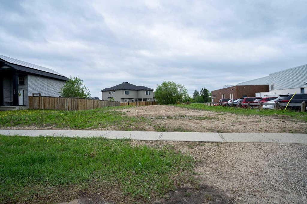 Photo of 212 Beacon Hill Drive, Fort McMurray, AB T9H 2P1 (MLS # A2318649)