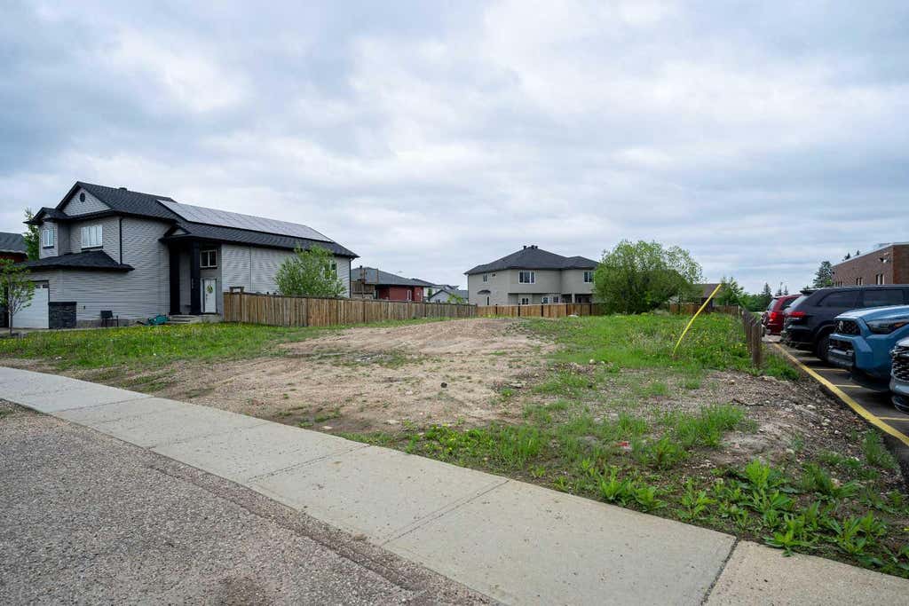 Photo of 212 Beacon Hill Drive, Fort McMurray, AB T9H 2P1 (MLS # A2318649)