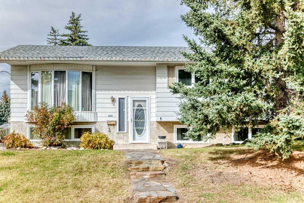 Photo of 6803 Dalmeny Gate NW, Calgary, AB T3A 1T5 (MLS # A2351418)