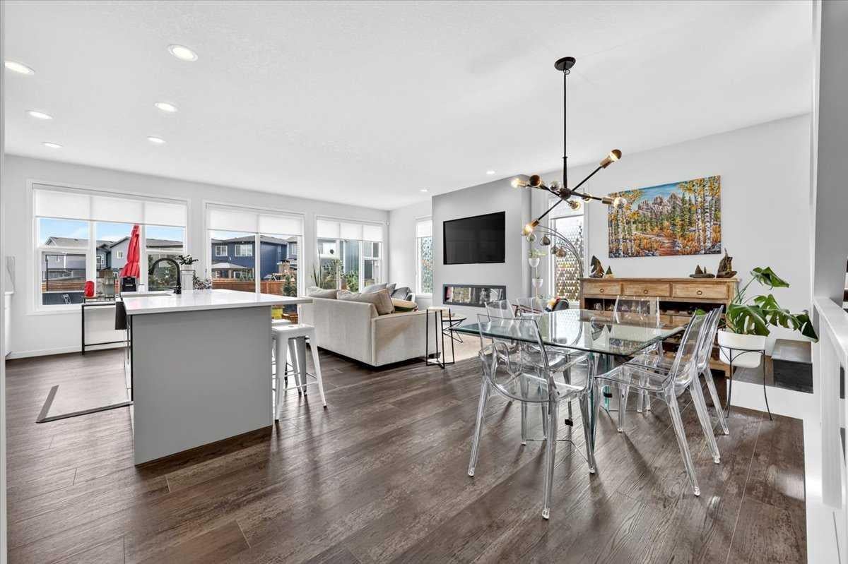 32 Cranbrook Bay SE