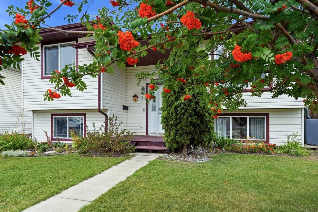 Photo of 30 Kirkland Close, Red Deer, AB T4P 4A3 (MLS # A2342857)