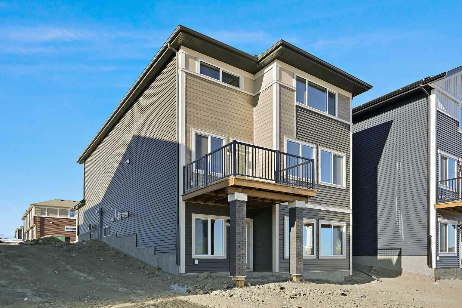 211 Corner Glen Crescent NE