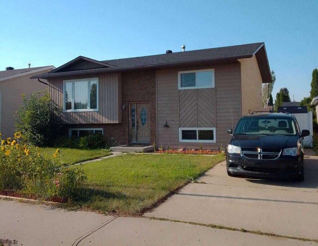 Photo of 47 East Glen Street SE, Medicine Hat, AB T1B 2Z8 (MLS # A2341118)