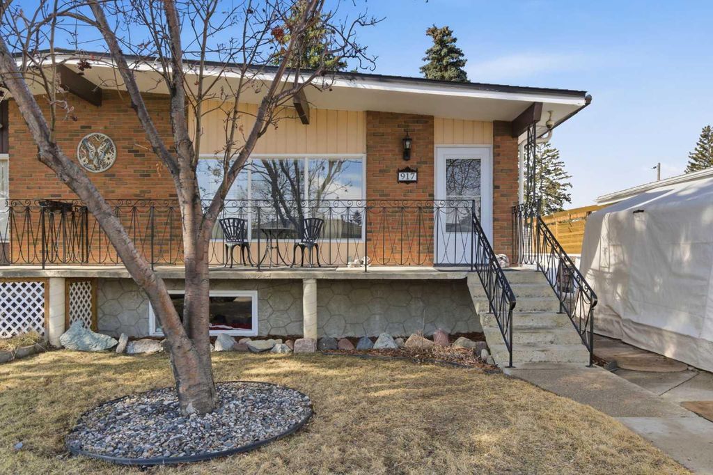 Photo of 917 42 Street SE, Calgary, AB T2A 3C4 (MLS # A2295625)