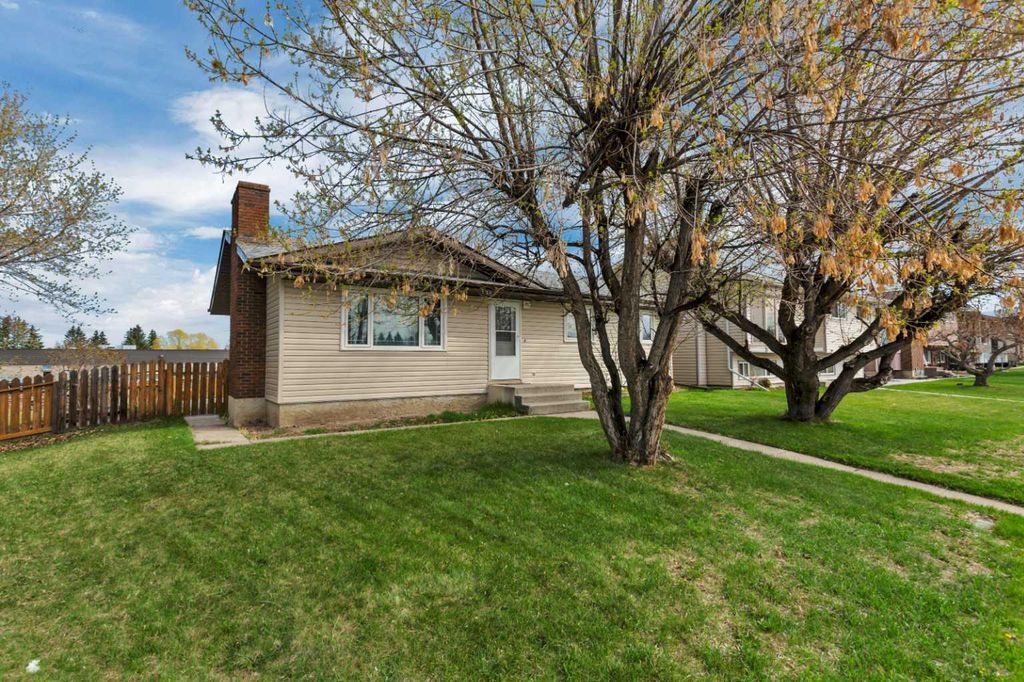 Photo of 5728 57 Street Close, Rocky Mountain House, AB T4T 1H8 (MLS # A2308137)