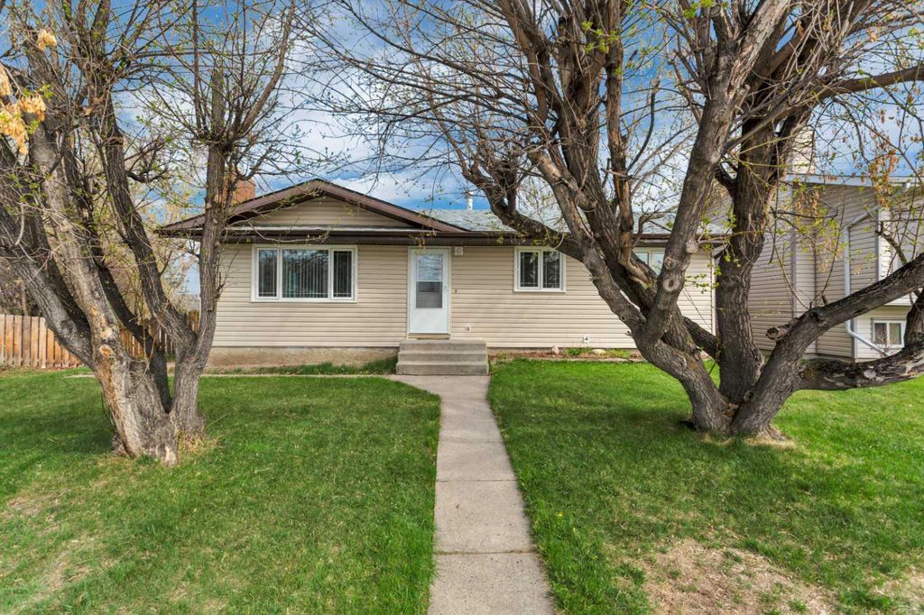 Photo of 5728 57 Street Close, Rocky Mountain House, AB T4T 1H8 (MLS # A2308137)
