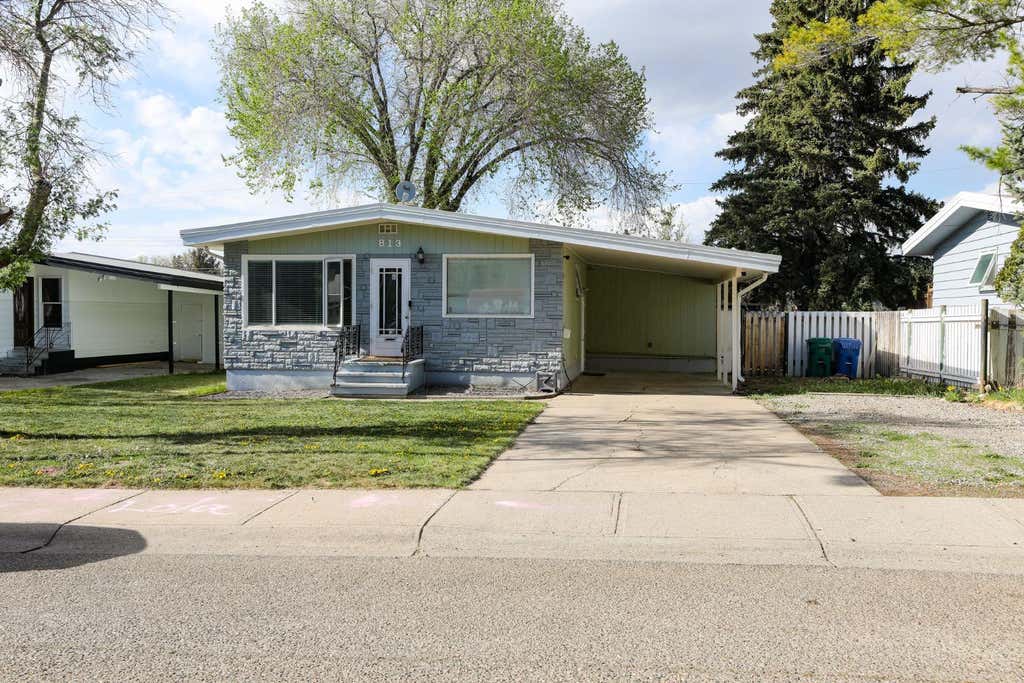 Photo of 813 11 Avenue S, Lethbridge, AB T1K 0H9 (MLS # A2310838)