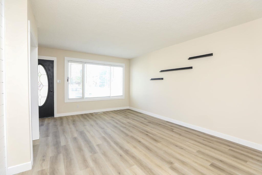 Photo of 813 11 Avenue S, Lethbridge, AB T1K 0H9 (MLS # A2310838)