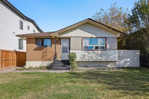 1816 42 Street SE Calgary AB T2B 1E9