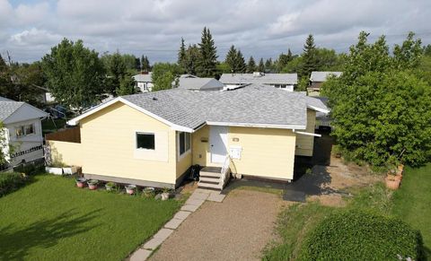 Photo of 813 Centre St, Hanna, AB T0J 1P0 (MLS # A2318120)