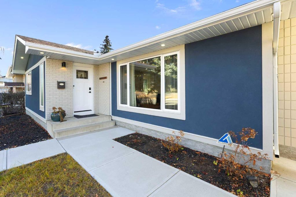 Photo of 224 Silverview Way NW, Calgary, AB T3B 3K3 (MLS # A2298370)